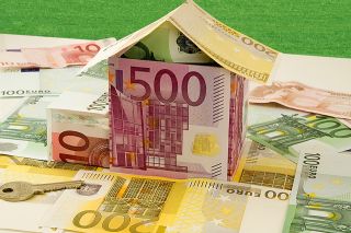 Foto: Häuschen aus Geldscheinen